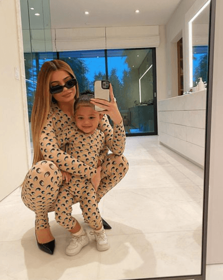 Como era de esperarse la mayoría de ellas son de importantes firmas de diseñadores, como esta selfie que la creadora de Kylie Cosmetics compartió en marzo del 2020, en el que lucen piezas de Marine Serre. 
<br>