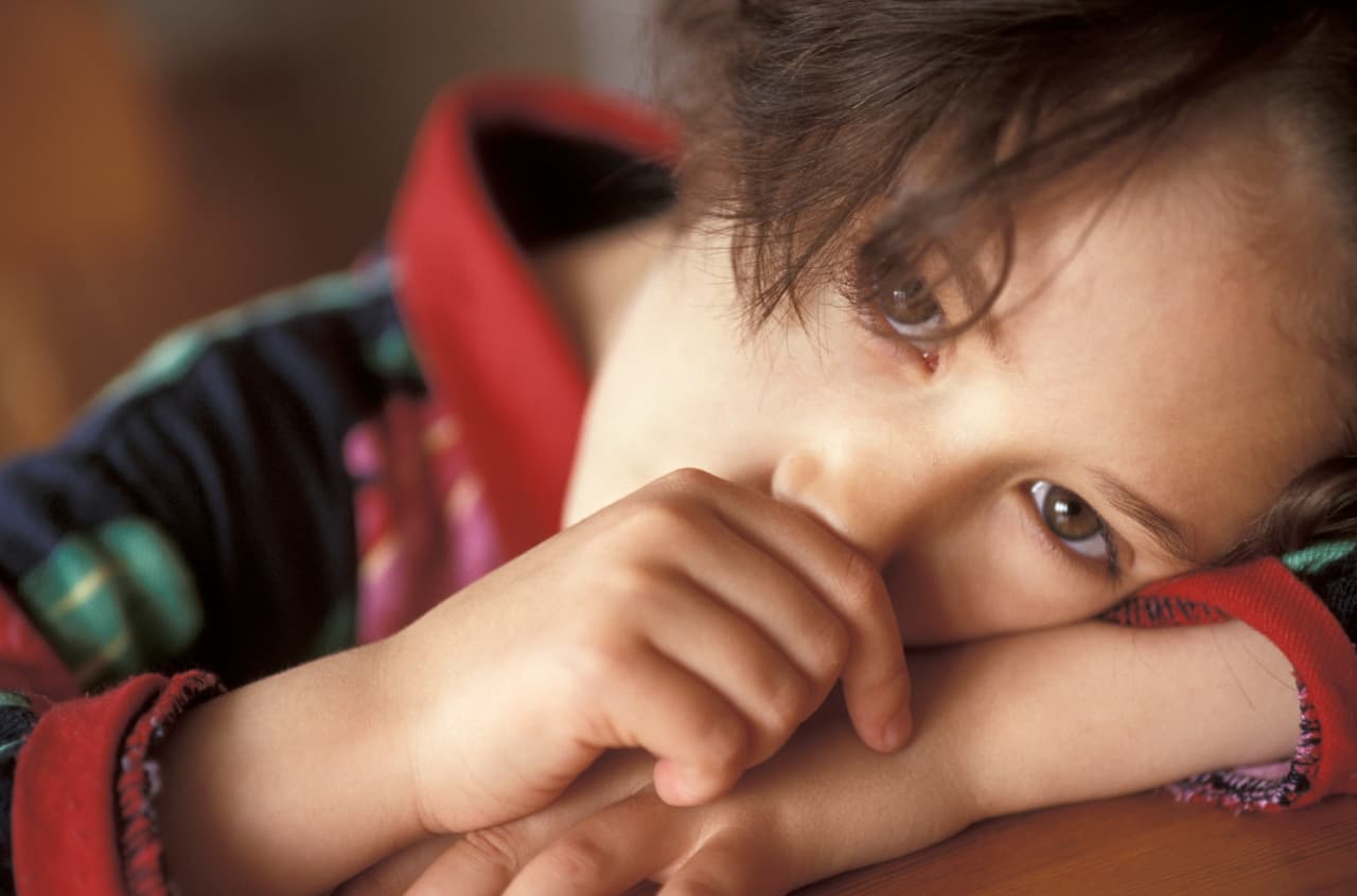 Los 
<a href="https://medlineplus.gov/spanish/neurologicdiseases.html">padecimientos neurológicos</a> pueden extenderse desde lo inofensivo —comerse las uñas, chuparse el dedo o rechinar los dientes— hasta males más severos como el mecerse, golpearse la cabeza, tomar medicamentos o tranquilizantes, sufrir defectos del habla o ataques y convulsiones.