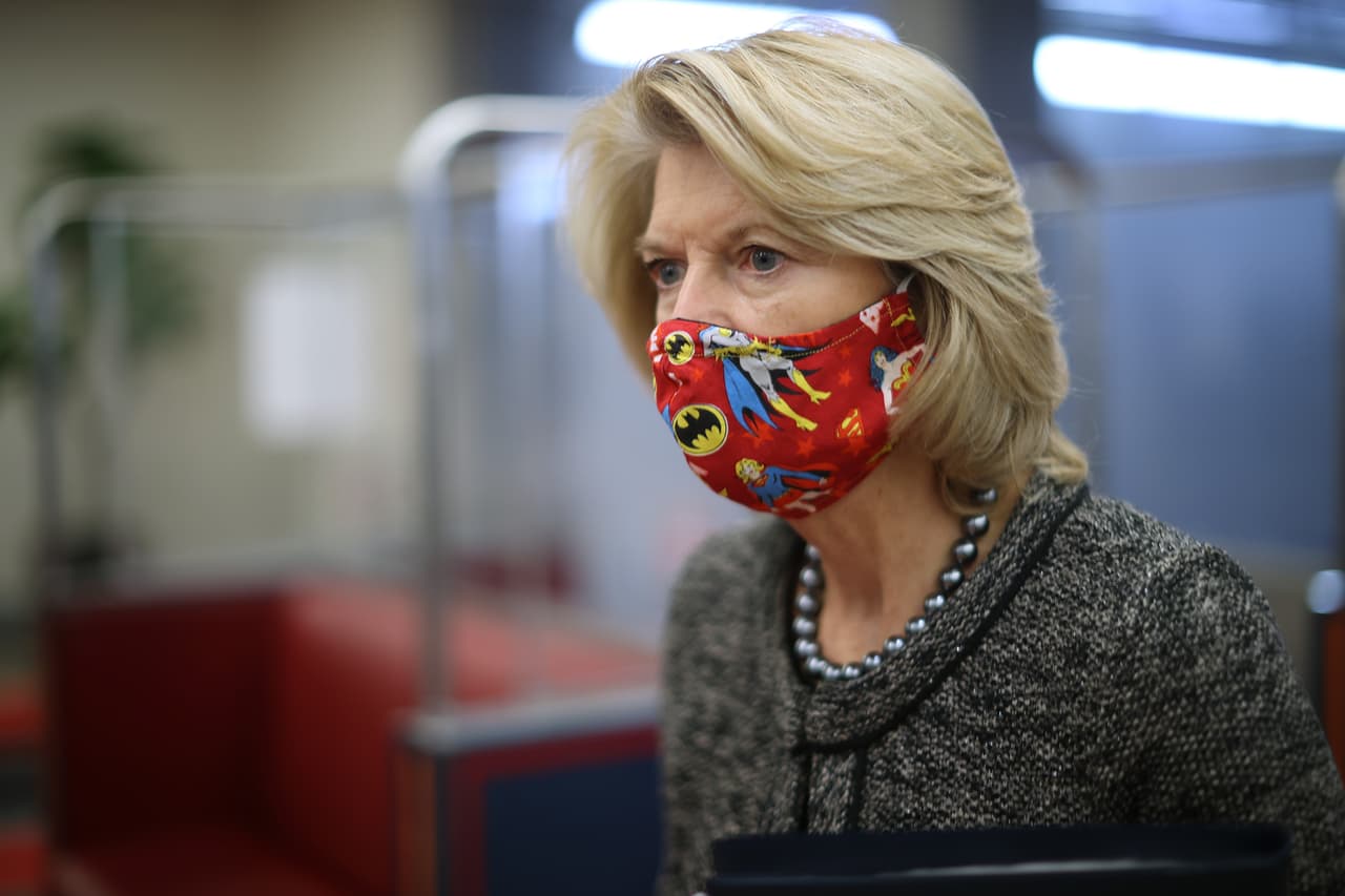 La senadora
<b>Lisa Murkowski</b>, republicana por
<b>Alaska</b>, dijo que estaba "enojada" y "perturbada" después de ver los videos presentados por los administradores del juicio político.