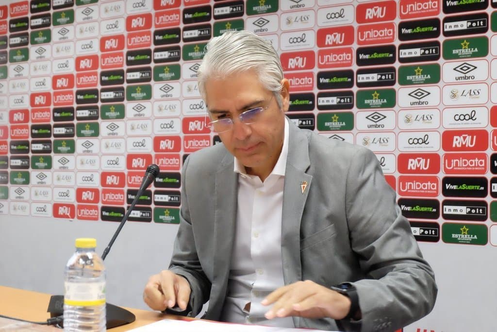 Pero no sólo tiene estos problemas, también se encuentra en medio de una batalla judicial, pues hace un par de años, compró el equipo español Real Murcia y quiere ser reconocido como accionista mayoritario de éste.