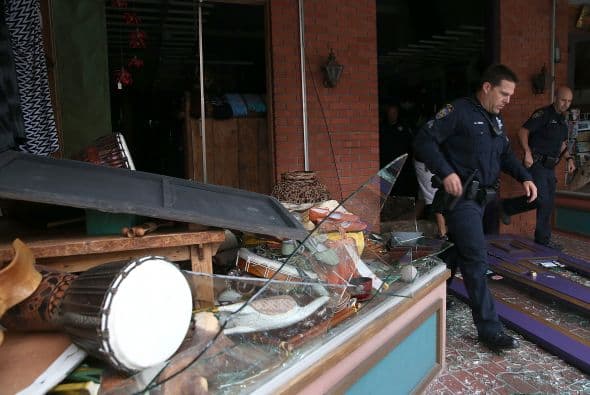Pero las calles se ven llenas de ladrillos, cristales rotos y escombros.