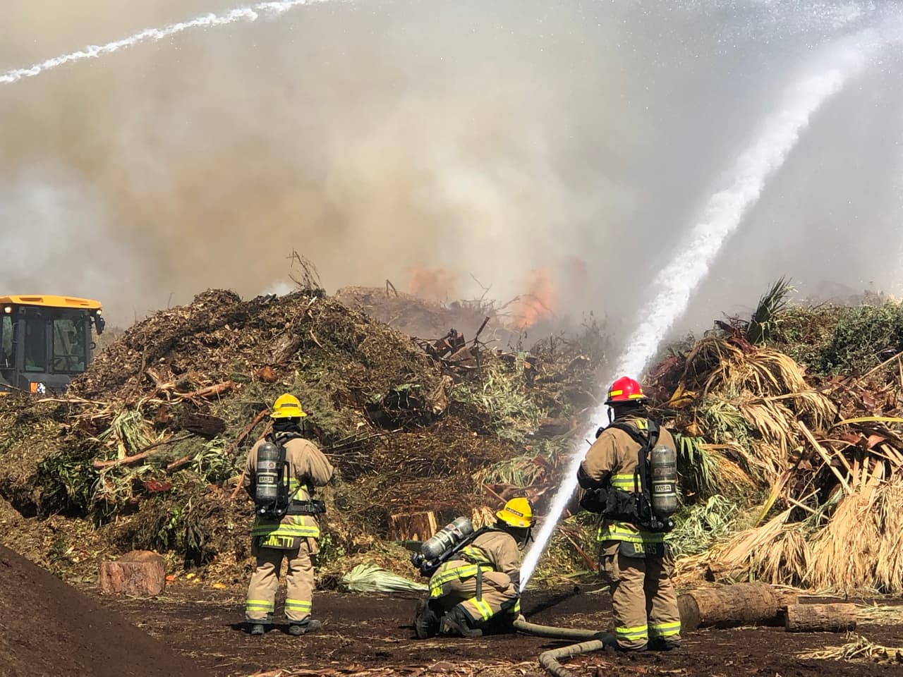 Las autoridades reportaron que el incendio comenzó alrededor de las 10 a.m. del 13 de abril cerca de Rio Salado Parkway y Priest Drive.