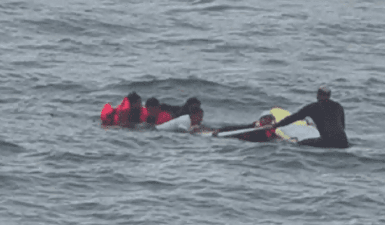 Una persona murió y otras 10 fueron rescatadas del mar cuando una lancha en la que viajaban indocumentados se volcó en las aguas en área de La Jolla en el condado de San Diego en el sur de California.