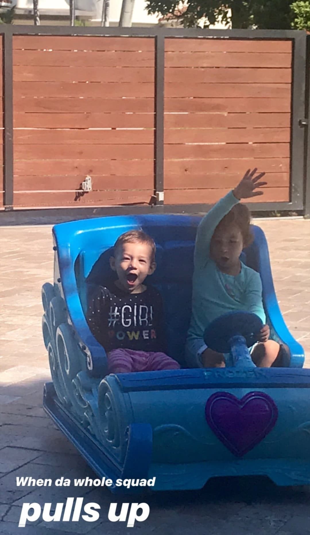 Los más pequeños de la familia Tacher jugaron en un trineo y sus papás documentaron el momento a través de las 'stories' de Instagram.