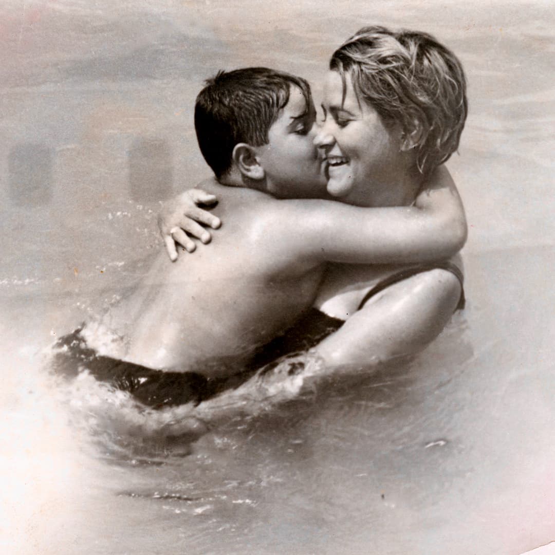 Con un cálido abrazo y un tierno beso, el entonces pequeño Raúl demostraba lo que sentía por su mamá.