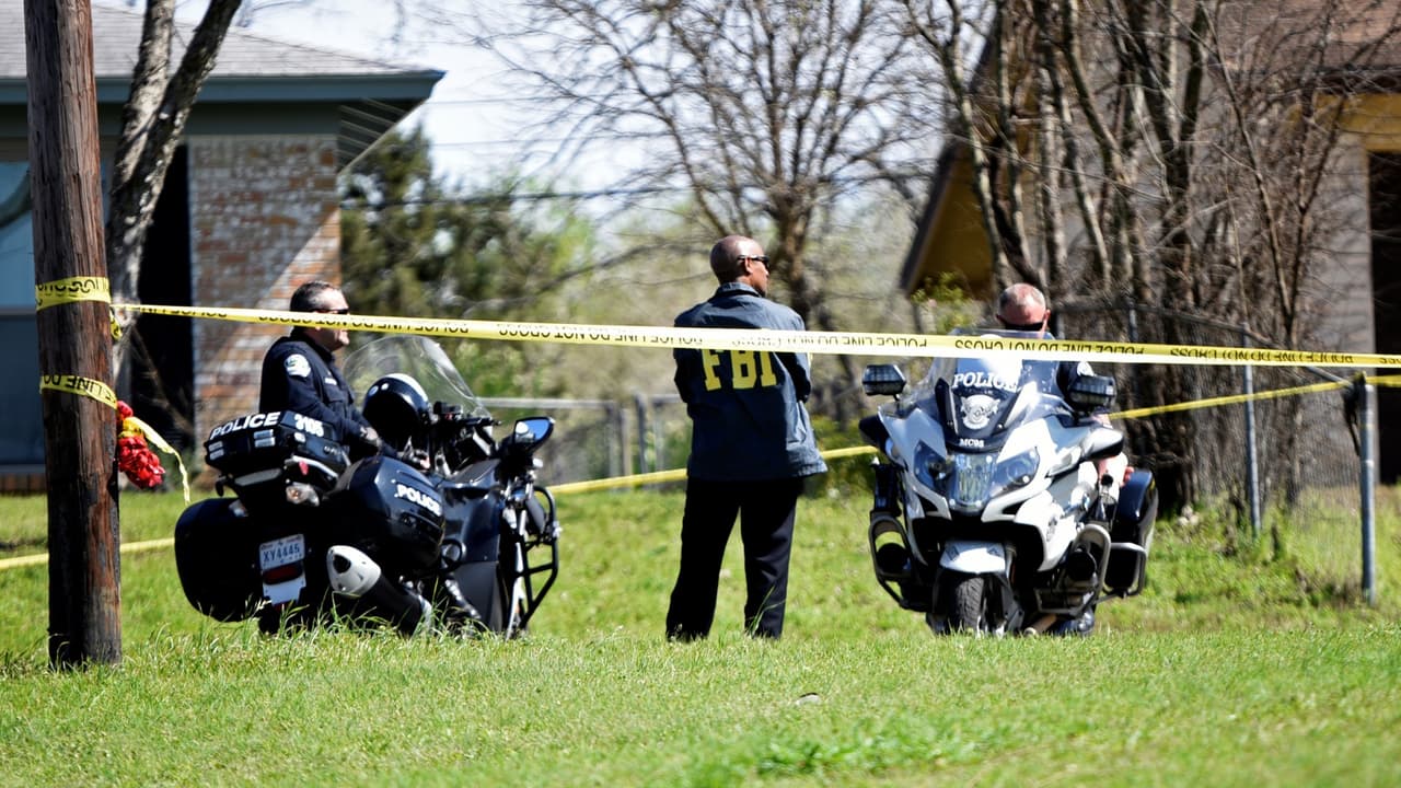 Aumenta recompensa a $115,000 por información sobre las tres bombas que explotaron en Austin