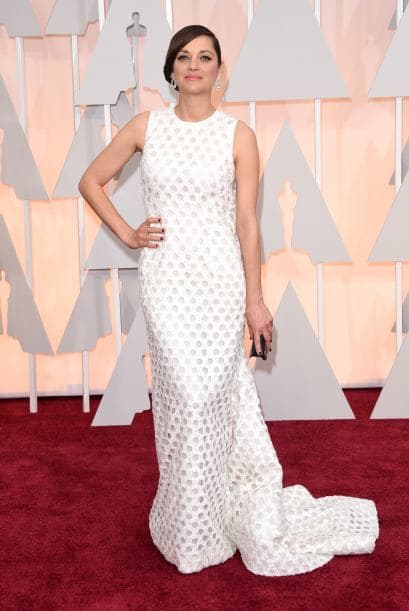 Un detalle deslumbrante. Si bien solemos identificar el ‘old Hollywood style’ con el rojo, un vestido negro, blanco o metálico también funciona de maravilla.