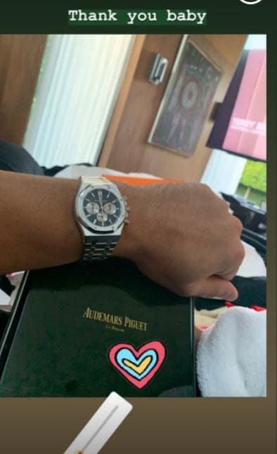 Para el Día de San Valentín de 2019, la cantante le regaló al expelotero un reloj Audemars Piguet Royal Oak azul y plateado, 
<b>con un precio de 24,300 dólares</b>. En aquella ocasión, el también comentarista le agradeció el obsequio en redes sociales. 
<br>