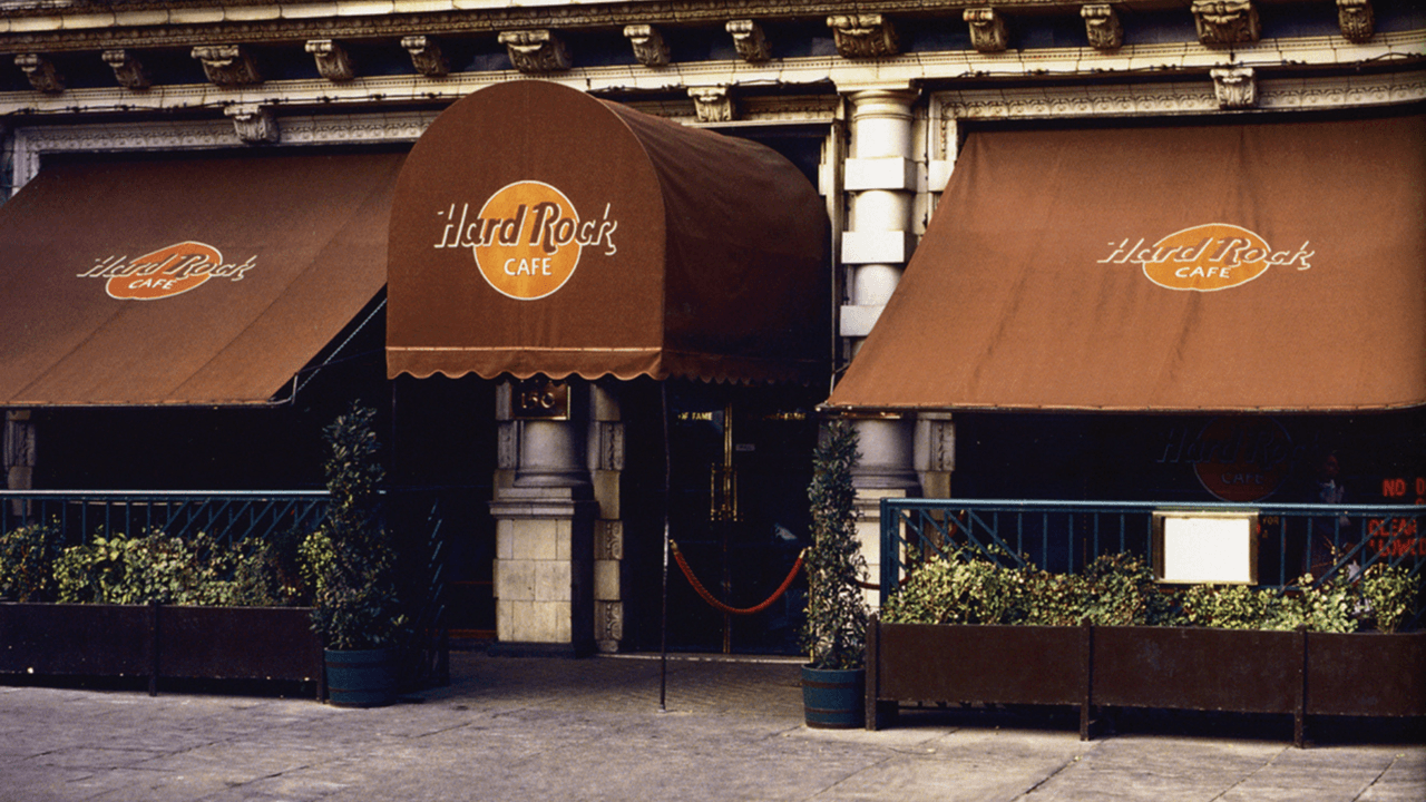 En 1977, el Hard Rock Café se convirtió en uno de los lugares más éxitosos de Londres. Tanto que Carol King escribió una canción en oda al lugar.
<br>
<br>Keith Sheldon, presidente de Entretenimiento y Gestión de Marca en Hard Rock International y Seminole Gaming, dijo que: "desde nuestros inicios, Hard Rock ha sido un lugar donde las personas pueden crear recuerdos y conexiones significativas, sin importar la ubicación global o el sector del negocio. Desde cafés hasta hoteles, casinos y tiendas minoristas, la marca siempre se ha mantenido fiel a sus raíces en el entretenimiento y la música".