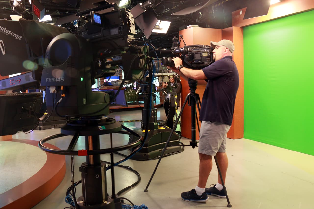 José Lomelí, camarográfo de Univision tomando video para promocionales de Proyecto U 2016.