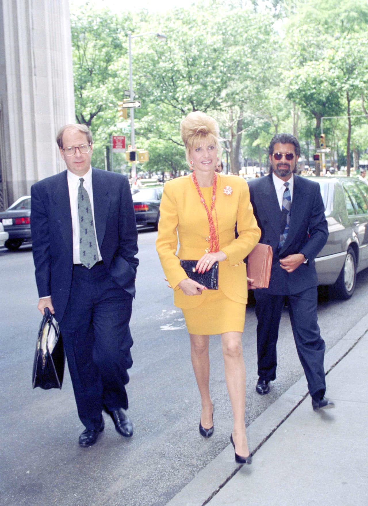 Ivana Trump llega a una corte de Nueva York, el 2 de junio de 1993, como parte de su litigio de divorcio.
<br>