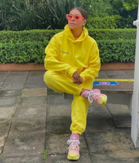 Un par que es envidiado por los seguidores de la condutora son estos teniscon efecto degradado. Cuando compartió la foto en Instagram aparecieron comentarios como este: "Amo esos tennis por el amor de dios yo los quiero".