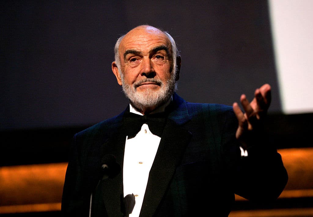 Este sábado 31 de octubre 
<b>murió el legendario actor <a href="https://www.univision.com/noticias/sucesos/a-sus-90-anos-fallece-el-celebre-actor-britanico-sean-connery-para-muchos-el-mejor-james-bond-de-la-historia">Sean Connery</a></b> a los 90 años, confirmó su familia a la cadena 
<a href="https://www.bbc.com/news/entertainment-arts-54761824" target="_blank">BBC</a>. 
<br>