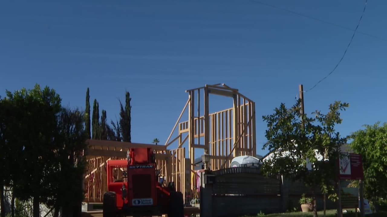 Diseñadores inmigrantes dibujan planos de hogar en Altadena que reflejan esperanza