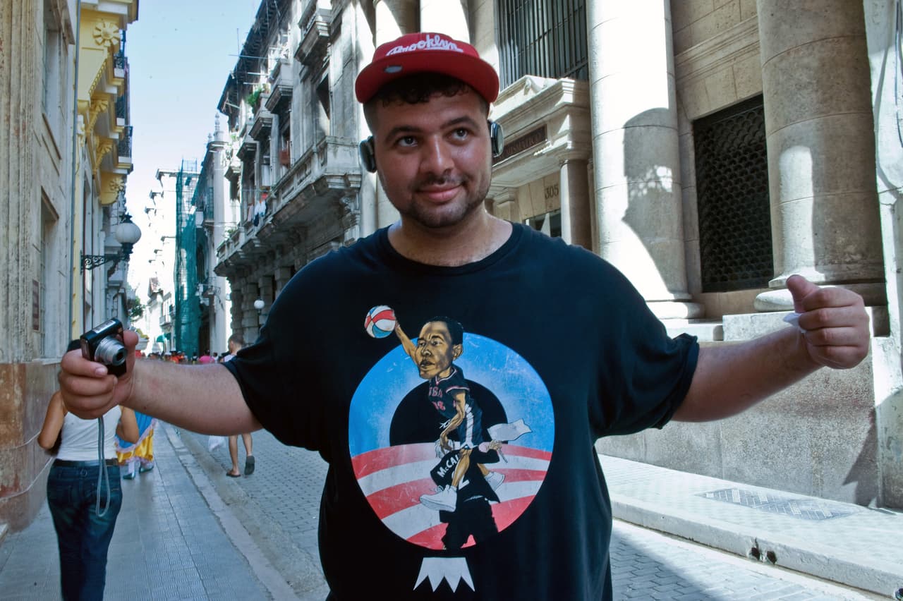 Si les apetece jugar baloncesto, pueden sumarse a un partido en el barrio del Vedado