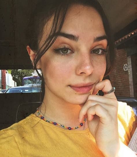 Fiona heredó de su padre el gusto por la actuación y ya ha participado en series como 'Gossip girl: Acapulco'. 
<br>