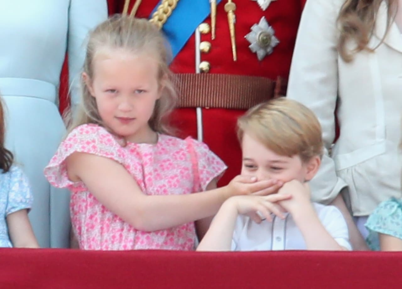Todo esto ante la mirada del príncipe William, quien trataba de comunicar a los pequeños que mantuvieran atentos.