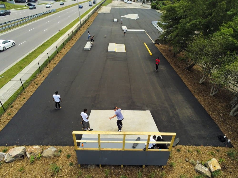 El parque de patinaje está abierto todos los días desde el amanecer hasta el anochecer. Una vez instaladas las luces, el parque estará abierto las 24 horas.