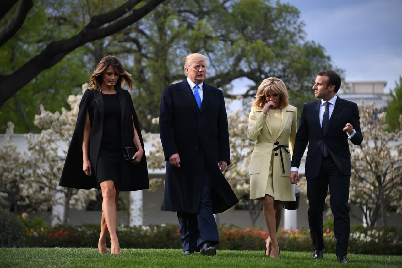 Las parejas presidenciales de EEUU y Francia pasearon por los jardines de la Casa Blanca.