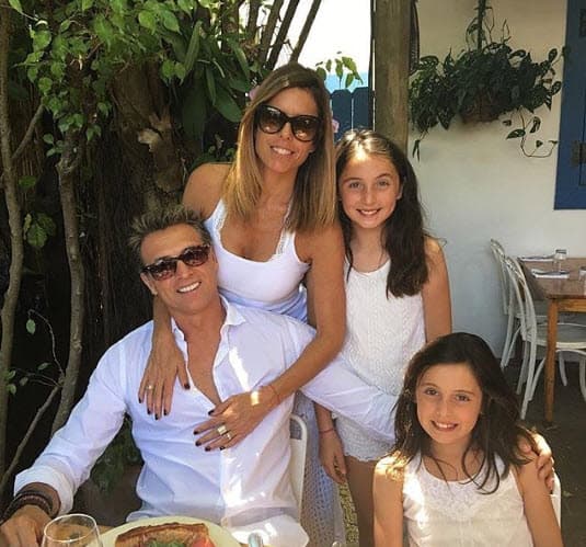 "Creo que de repente... la gente dice 'no, sí, por los hijos, la familia'. Uno se va con esa finta y te olvidas de la pareja. Creo que la distancia, los hijos en medio, dedicarse tanto, tanto a los hijos, empiezas a descuidar a la pareja sin darte cuenta porque viven juntos, vas, viajas, vienes, pero te das cuenta que empiezas a no aterrizar tus sueños", expresó el actor, en entrevista para el programa Intrusos.