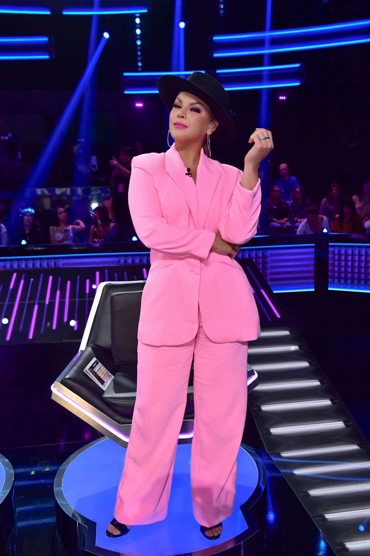 La estilista de la juez, Pamela García, aprovechó para compartir un gran tip: "el color neón pink está muy en tendencia".