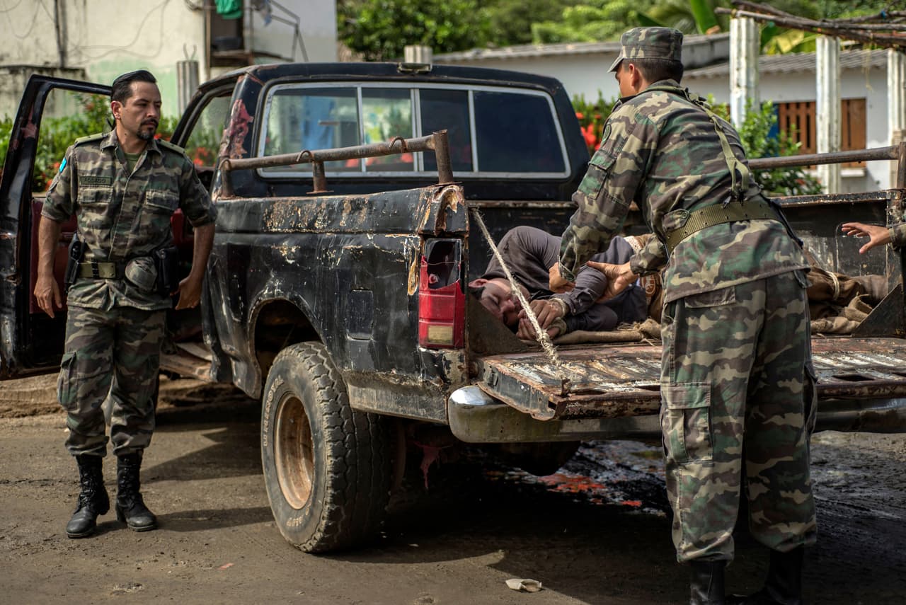 Durante todo el trayaecto viajó en la parte trasera de una camioneta.