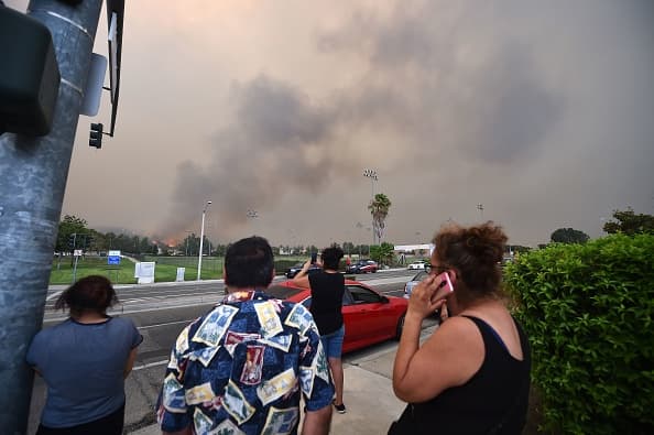 De acuerdo con el Departamento de Bomberos, los erráticos vientos hacen que las llamas se propaguen sin control, por lo que hay que estar preparados para salir de las viviendas en cuanto sea ordenado.