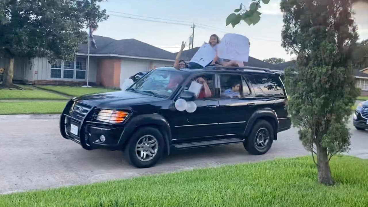 Familia y amigos fueron hasta su hogar para hacerle un desfile de victoria tras una larga lucha contra el coronavirus.