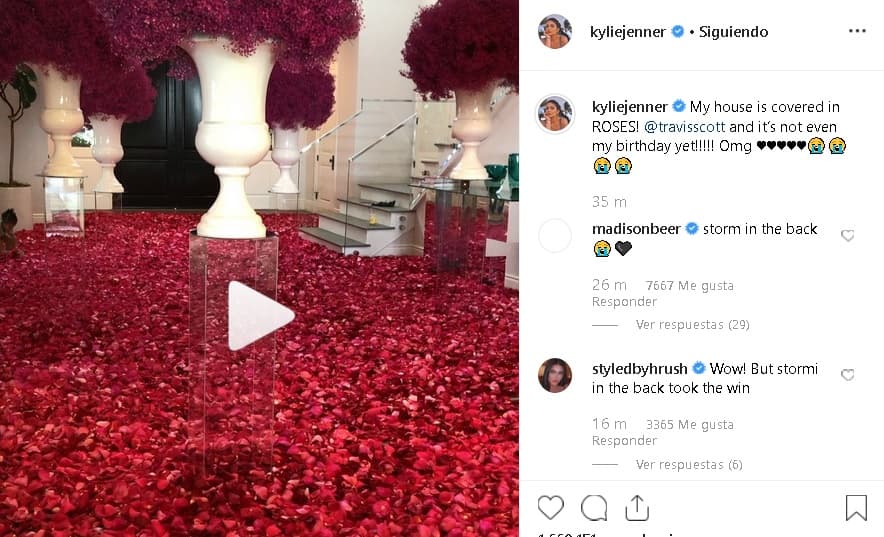 El viaje sucede sólo un par de días después de que el rapero llenó de 
<b><a href="https://www.univision.com/famosos/la-increible-sorpresa-con-que-scott-travis-inicio-los-festejos-de-kylie-jenner-y-que-stormi-tambien-disfruto-video">pétalos de rosas rojas</a></b> la casa que comparten como sorpresa de precumpleaños para Kylie.