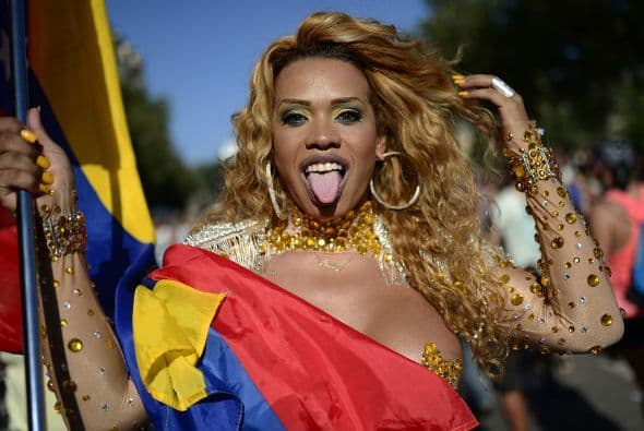 Los participantes hicieron una parada frente al Senado para protestar contra la creación de una comisión de la Familia y Desarrollo Humano y cuyo presidente, el senador José María Martínez, del conservador Partido Acción Nacional (PAN), ha criticado a los matrimonios de personas del mismo sexo.