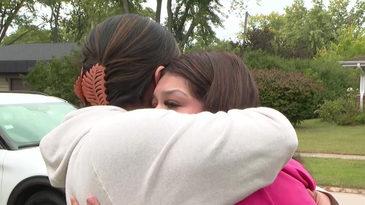 Su madre,
<b>Jazmín</b>, contó que el novio de Evelyn fue quien primero vio a los oficiales y comenzó a grabarlos.
<br>
<br>“Él les dijo a Evelyn y a la amiga que se alejaran, porque hay muchos hispanos que viven ahí”, explicó.
<br>
<br>Pero cuando decidieron dejar de seguirlos,
<b>notaron que ahora ellos estaban siendo perseguidos</b> y finalmente detenidos.