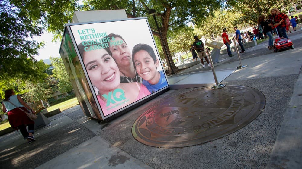 Como todos los años, Univision realizó su ya tradicional Feria de la Educación, el 15 de octubre de 2016, por primera vez en los terrenos de CalState Northridge. Decenas de miles de padres e hijos asistieron al mayor evento educativo de la comunidad hispana estadounidense.