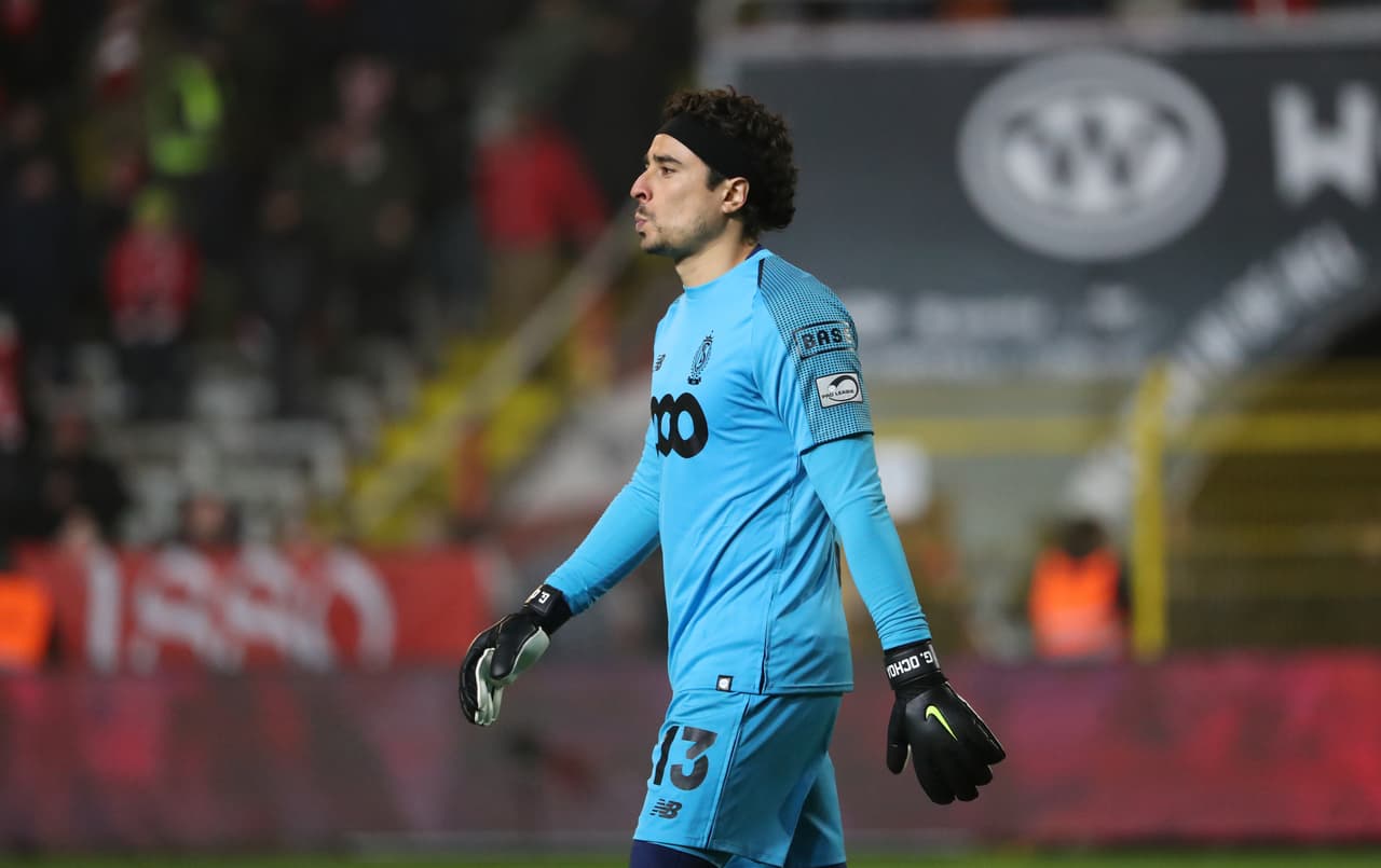 Guillermo Ochoa: el portero estuvo presente como titular en el empate del Standard Lieja por 1-1 con el Antwerp, que no contó con Omar Govea.