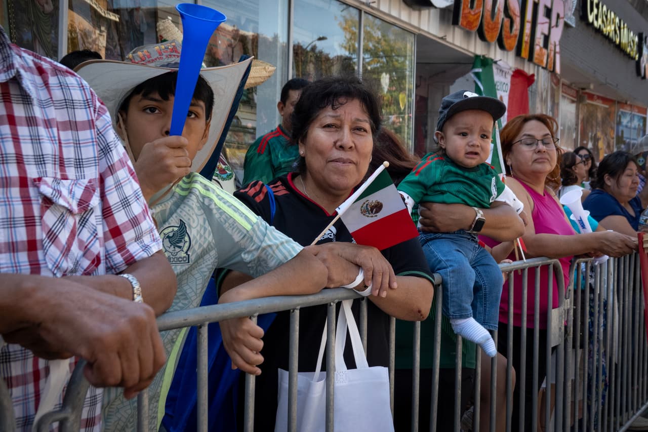 El desfile arrancó en la intersección de la calle 26 y Albany con la participación de escuelas, grupos de danza, música y carros alegóricos, en un ambiente de orgullo cultural.
