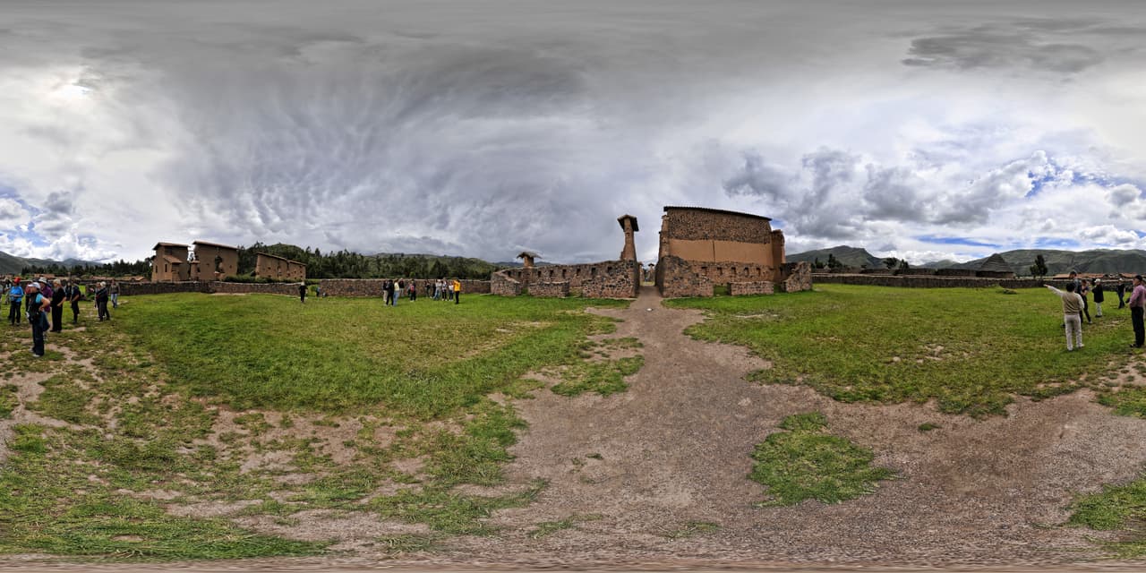 En 
<b>el parque arqueológico de Raqchi </b>se encuentra el 
<b>Templo de Wiracocha</b>, una enorme estructura rectangular de dos pisos que mide 92 metros de largo por 25.5 de ancho, y está a 119 kilómetros de la ciudad de Cusco. Es uno de los monumentos arqueológicos incas de mayor tamaño que se ha hallado, según investigadores.
<br>