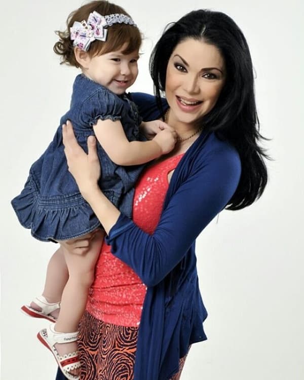 Tal es el caso de la actriz venezolana Roxana Díaz, a sus 44 años se convirtió en mamá primeriza.