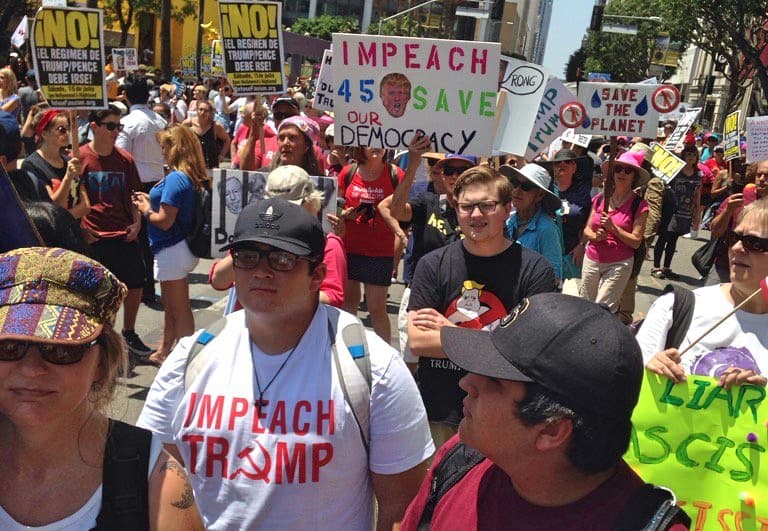 Con creativas consignas exigieron la destitución de Trump.