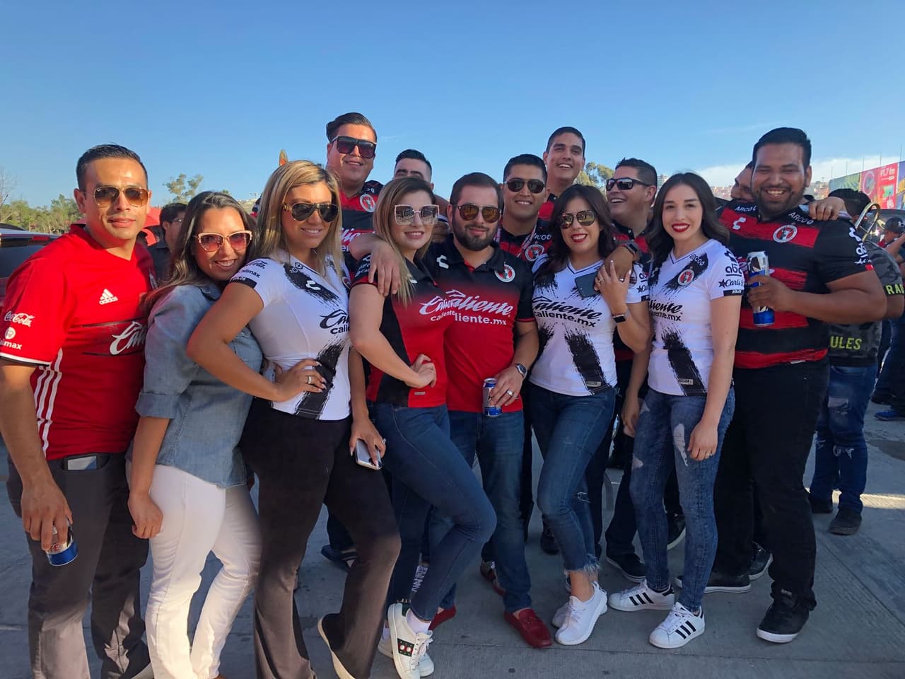 Los aficionados de Xolos de Tijuana se reunen en las afueras del estadio a pocos minutos del partido por la jornada 1 del Apertura 2018 de la Liga MX.