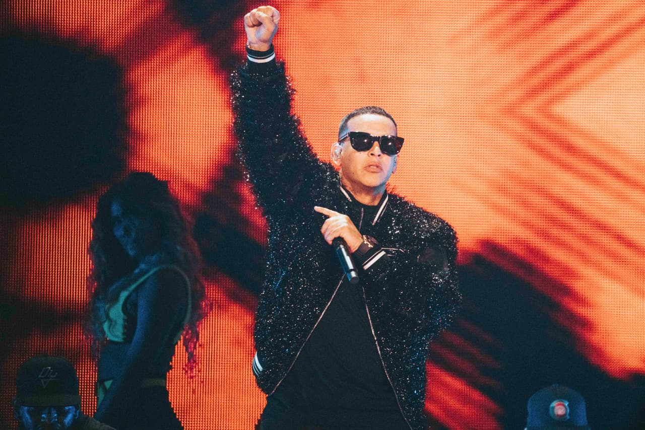 La policía investiga los dos tiroteos por separado, aunque teniendo en cuenta que atacaron dos lugares en los que trabaja el productor Raphy Pina, aliado incondicional de Daddy Yankee.