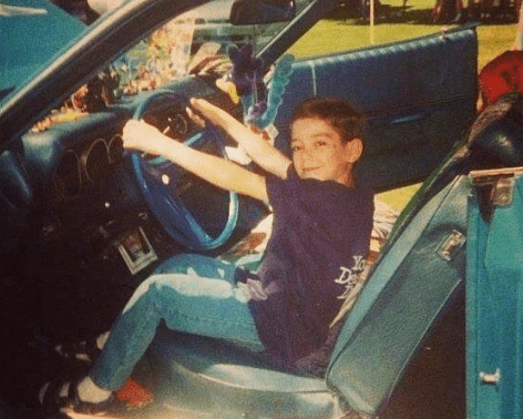 En su nueva residencia, el cantante empezó a lavar automóviles para ayudar económicamente a sus padres.