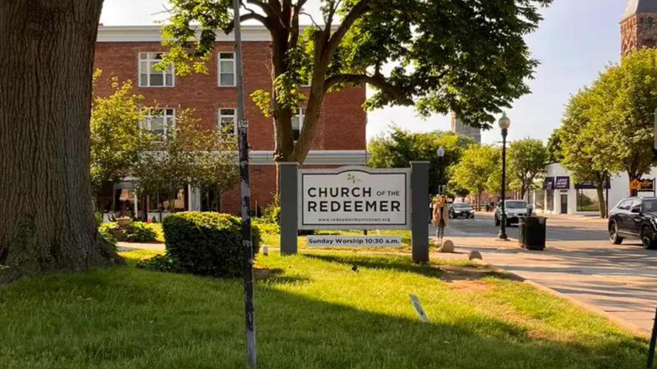 Rompen cartel de bienvenida de una iglesia en Nueva Jersey tras exhibir banderas LGBTIQ+