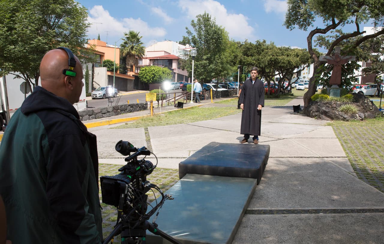 El equipo de efectos especiales grabó varias veces el salto, utilizando una colchoneta.