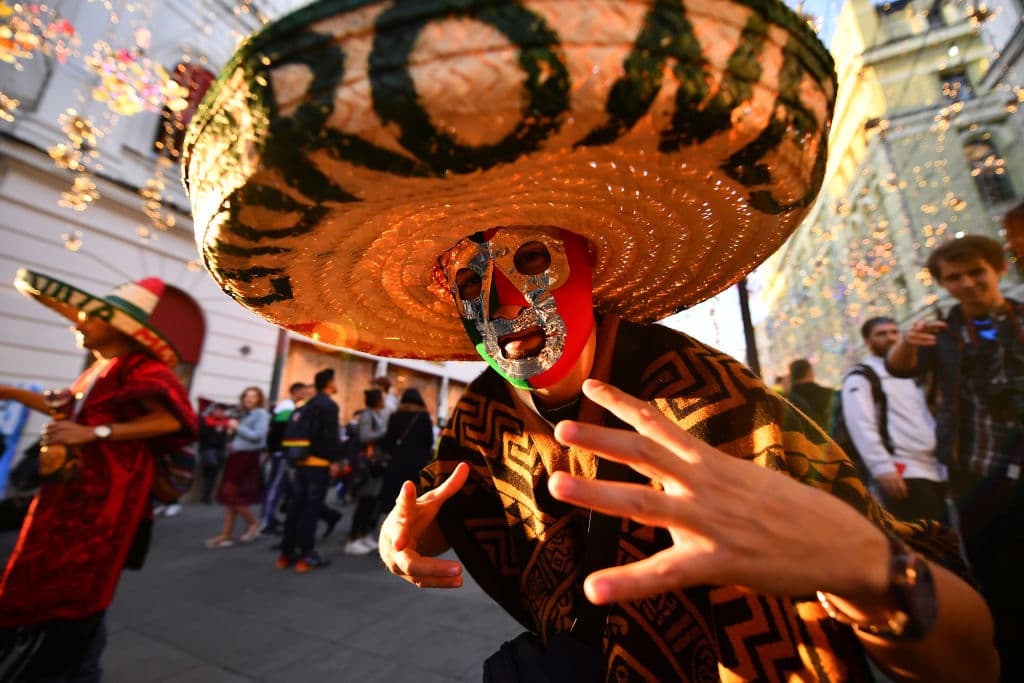 La fiesta mexicana tomó las calles de Moscú y con máscaras, banderas, sombreros y todo aquello que caracteriza a la afición Tricolor, causaron furor y contagiaron con su entusiasmo.