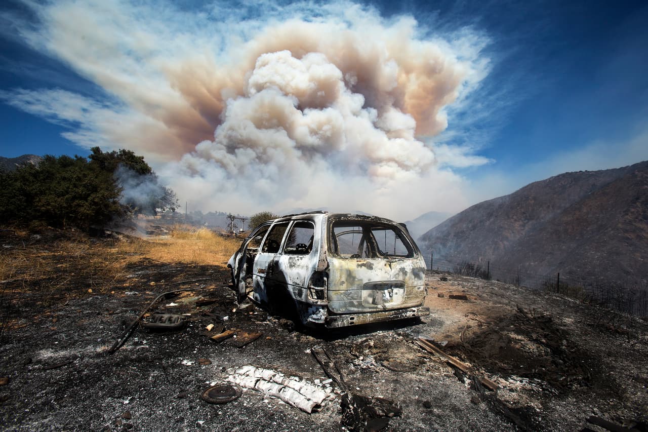 Cerca de 8,000 personas evacuadas y más de 20,000 acres quemados por el incendio Apple en el sur de California