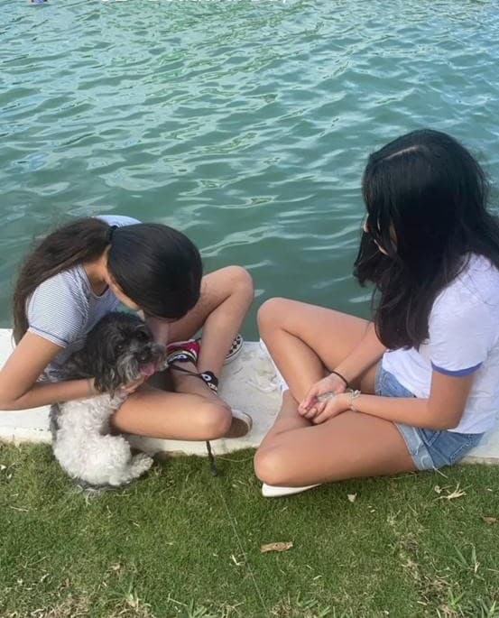 Aunque en los últimos años han sido pocas las fotos que comparte de sus hijas, hace unos días sorprendió a sus seguidores de redes sociales con esta imagen de Antonella y Michaella. Junto a ella señaló lo bendecida que se siente de pasar bellos momentos en familia.