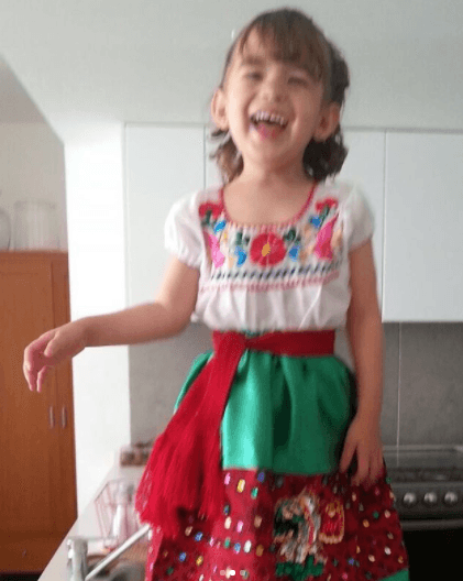 Ella se ve muy alegre luciendo los colores de la bandera mexicana.