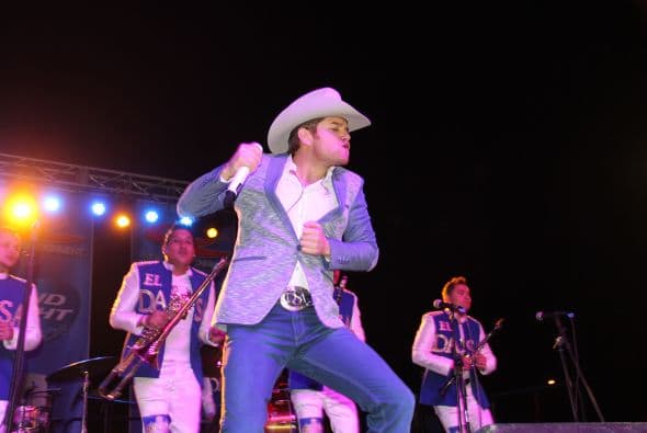 El Dasa revolucionó Phoenix con su voz y carisma, enloqueciendo a miles de fans que los esperaban ansiosas. El chulo causó furor con sus movimientos sexy y desafió seguridad para acercarse y bailar con sus consentidas.