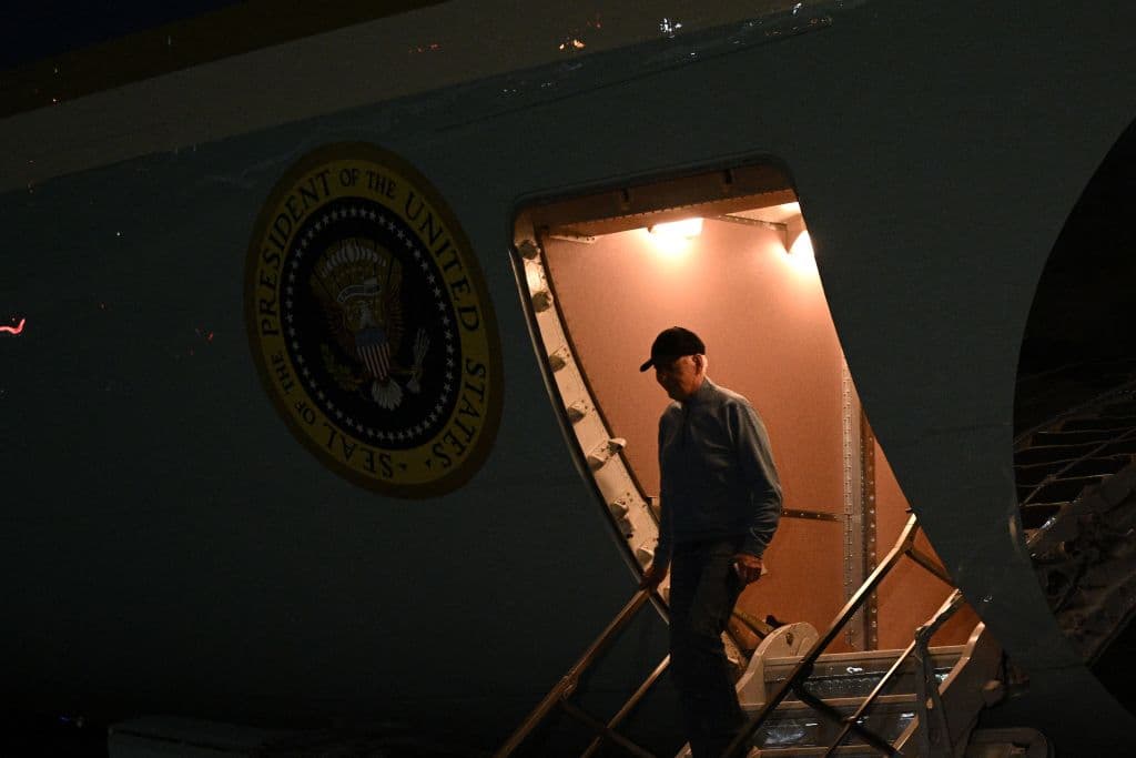 Biden bajándose del Air Force One a su llegada desde Israel a la Base Aérea de Saint Andrews en Maryland, la madrugada del jueves.