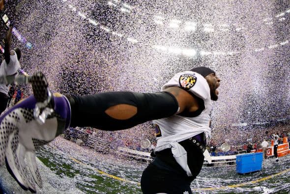 La gran fiesta deportiva del año en Estados Unidos, el Super Bowl de la Liga Nacional de Fútbol Americano (NFL), en su cuadragésima séptima edición, ya forma parte de la historia con los Ravens de Baltimore como nuevos campeones al vencer por 34-31 a los 49ers de San Francisco. Los pronósticos se cumplieron, los Ravens llegaron al Mercedes-Benz Super Dome de Nueva Orleans con el mejor mariscal de campo del momento, Joe Flacco, y la mejor defensa de la NFL, ambos factores se hicieron presentes en los momentos decisivos que hicieron posible el triunfo y el conseguir el segundo trofeo Vince Lombardi en la historia de la franquicia de Baltimore. Flacco, de 28 años, fue el líder perfecto en la primera parte al conseguir tres pases de anotación, que lo dejaron como el sexto mariscal que lo consigue en la historia del Super Bowl y una ventaja parcial de 21-6 al descanso que sería decisiva. El safety Ed Reed, nativo de New Orleans, empataría la mejor marca de la fase final de la NFL con nueve robos aéreos, mientras que Kaepernick quedaría con la mancha de la interceptación que sufrió. Antes que se diese el ya histórico apagón, el primero en un Super Bowl, el receptor abierto Jacoby Jones también quiso entrar en los libros de las marcas al conseguir nada más comenzar el tercer periodo al regresar 108 yardas de "touchdown" una devolución de balón, la mejor de todos los tiempos. Kaepernick y los 49ers vivieron los momentos estelares del partido al conseguir 23 puntos en menos de 13 minutos, 17 fueron consecutivos. Lewis, no brilló como en el primer Super Bowl del 2001 cuando ganó el premio de Jugador Más Valioso (MVP), que esta vez le fue con todos los honores a Flacco, al completar 22 de 33 pases para 287 yardas, sin interceptaciones, pero hizo seis derribos y cuatro fueron "placajes" solitarios. Suficientes para que los Ravens lograsen el segundo trofeo Vince Lombardi en su historia y Lewis pudiese cerrar con broche de oro su legado de 17 temporadas brillantes dentro de la competición de la NFL. Mientras que la revelación de la temporada Kaepernick confirmó que es un mariscal muy especial, lleno de energía, que corre como nadie, que tiene un dinamismo único, pero que todavía no pudo emular a los legendarios Montana y Young, que lo precedieron al frente de los 49ers en los cinco Super Bowls que disputaron y que consiguieron ganar. Los jugadores de los 49er, encabezados por el corredor Frank Gore insistieron que su equipo fue mejor como conjunto que los Ravens se aprovecharon de acciones aisladas. Pero el marcador final estableció que los ganadores fueron los Ravens, por eso dos hermanos, John y Jim Harbaugh, los primeros en la historia de la NFL que dirigieron a los equipos que disputaron un título de Super Bowl, al concluir el partido fueron al encuentro y se dieron un gran abrazo.