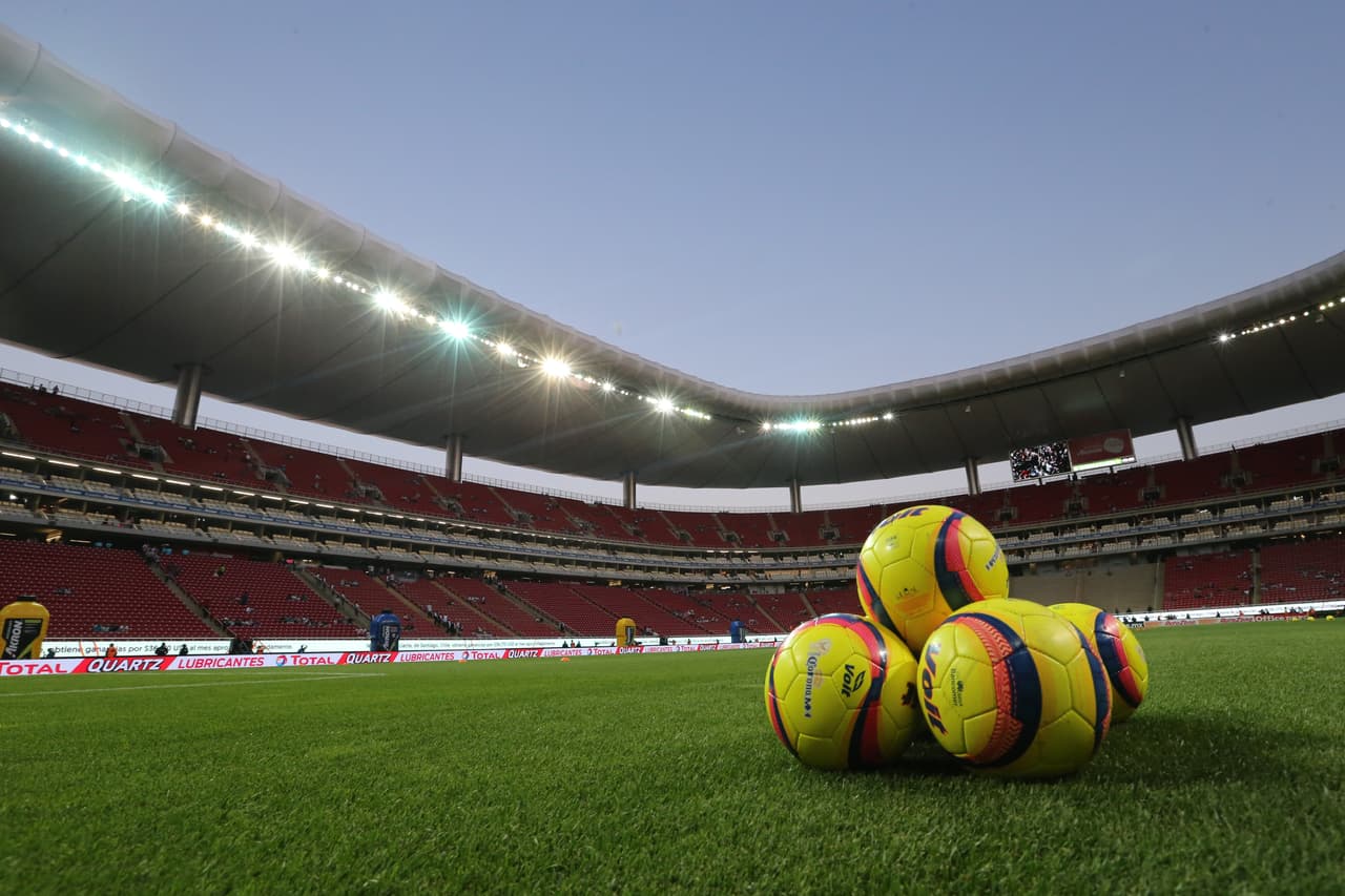 El segundo sería el
<b>Akron de Guadalajara</b>, es el estadio que utiliza como sede las Chivas. Tiene capacidad para 45,364 espectadores.
<br>